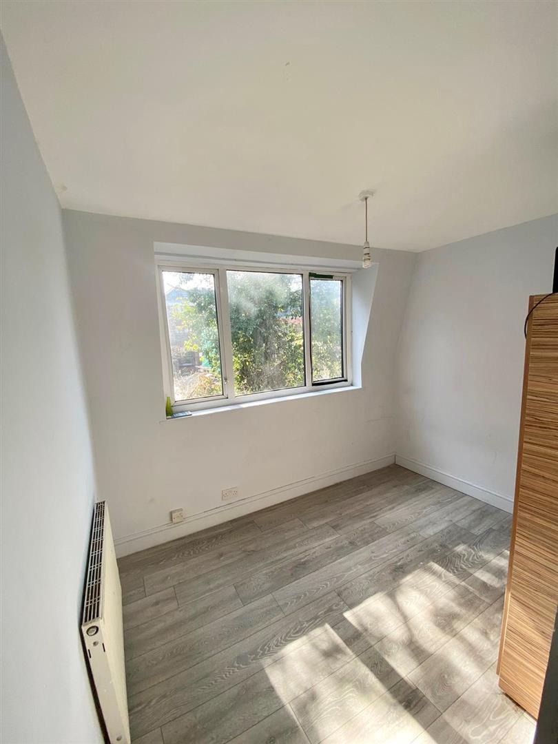 2 bed property in Chandlers Way, Romford